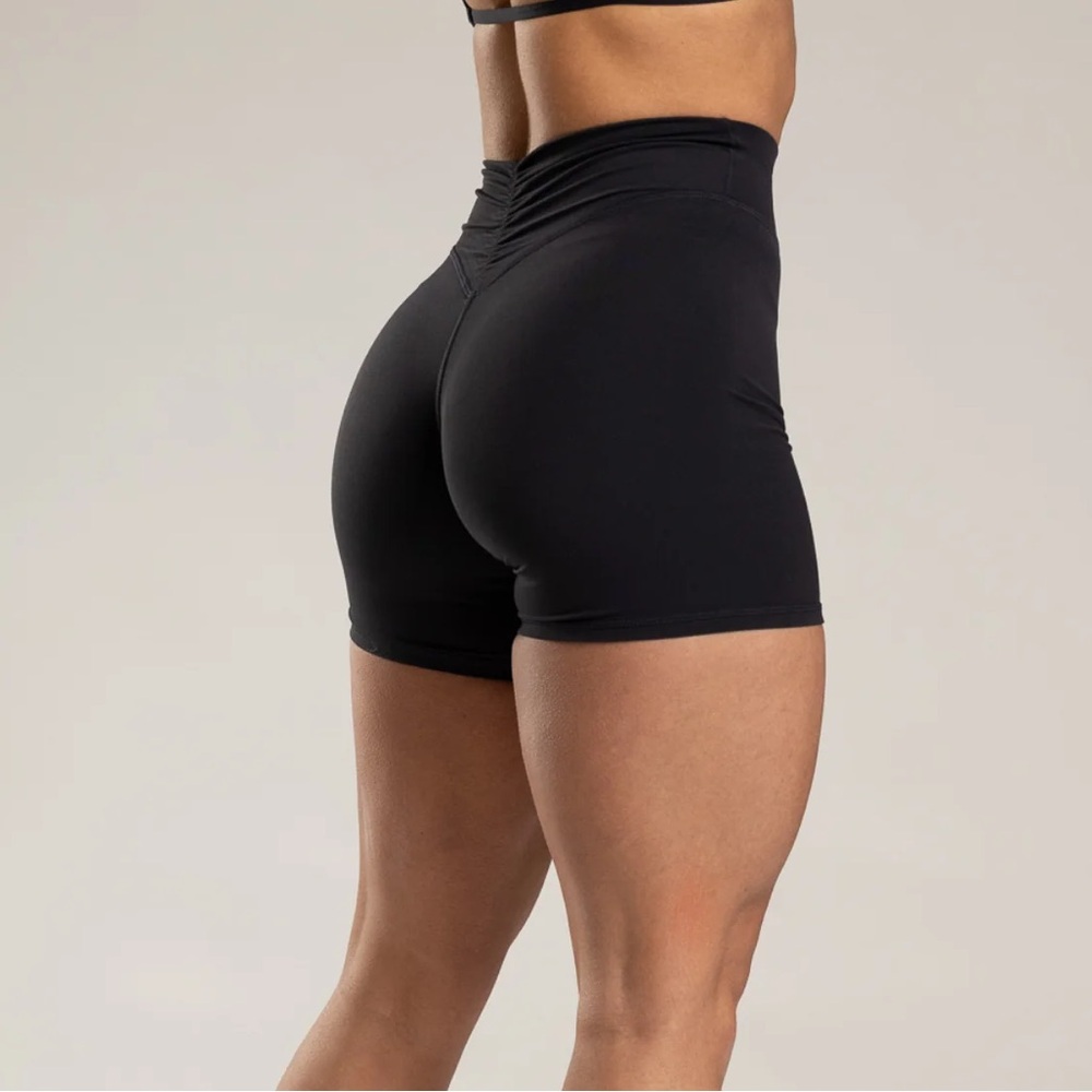 NWOT P’Tula Feathertech Soft V Short 6” size Medium